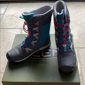 Keen Youth snow boots size 4